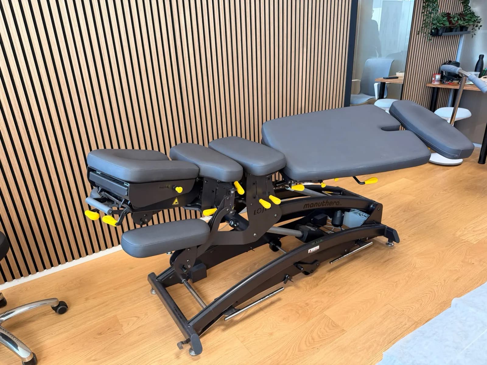 Manuthera 242 Therapieliege für Mobilisation und Manipulation in der Praxis Therapy Medhi, Zürich